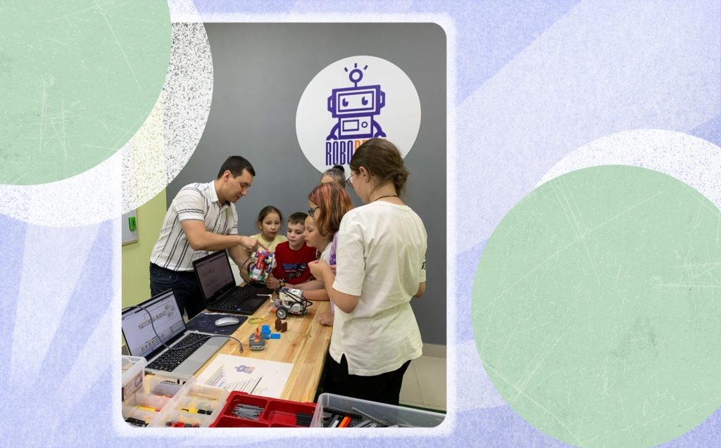 У пары были знания в области робототехники, тем более Рамиль — конструктор, механика была в институте. Источник: сайт клуба «Рободром»