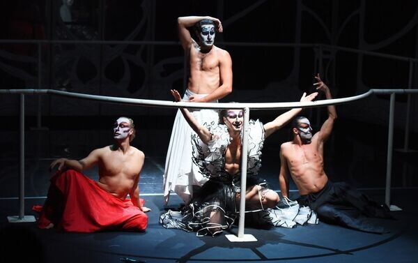 "Служанки", фото из открытых источников. Зрителей настоятельно просят не фотографировать. 