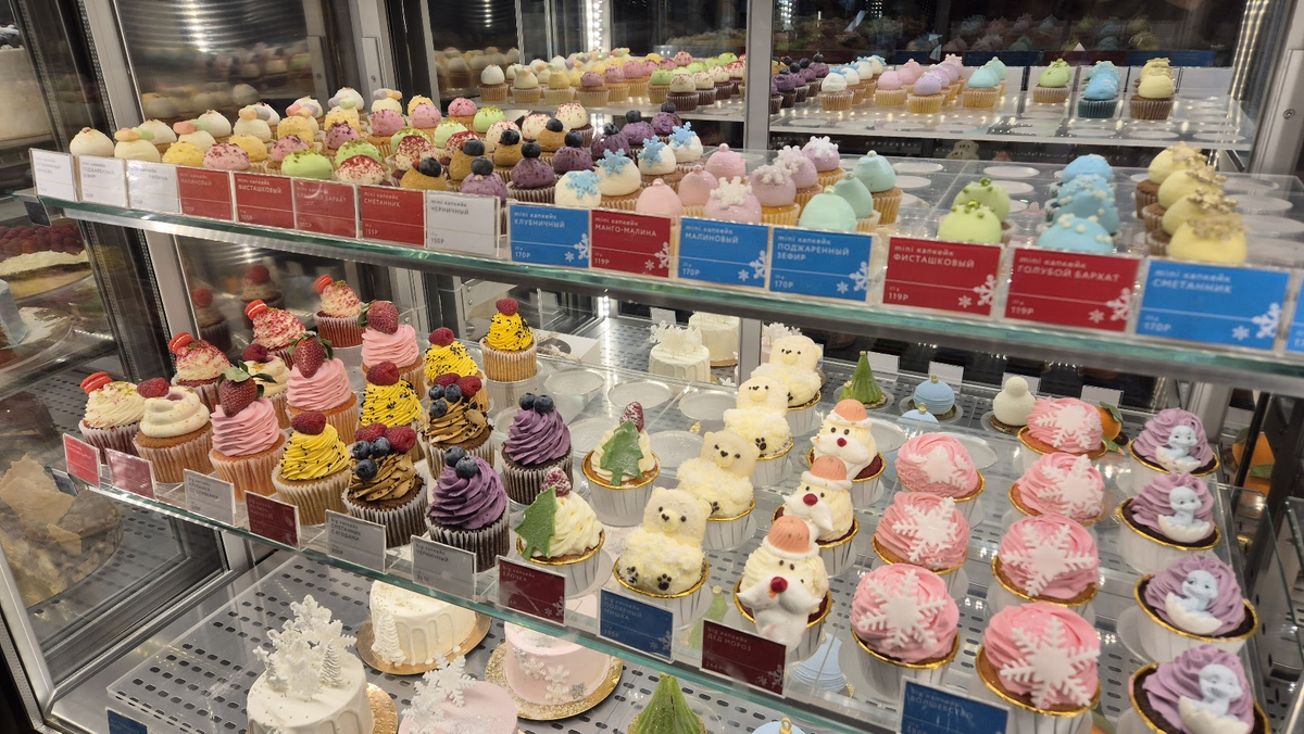 У меня есть хобби - я фотографирую витрины, мимо которых прохожу со слезами:))