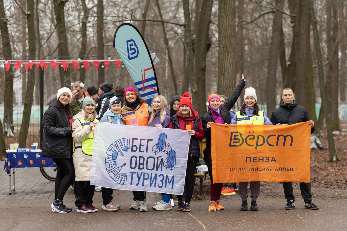 Фото с волонтёрами. Артём Сафронов