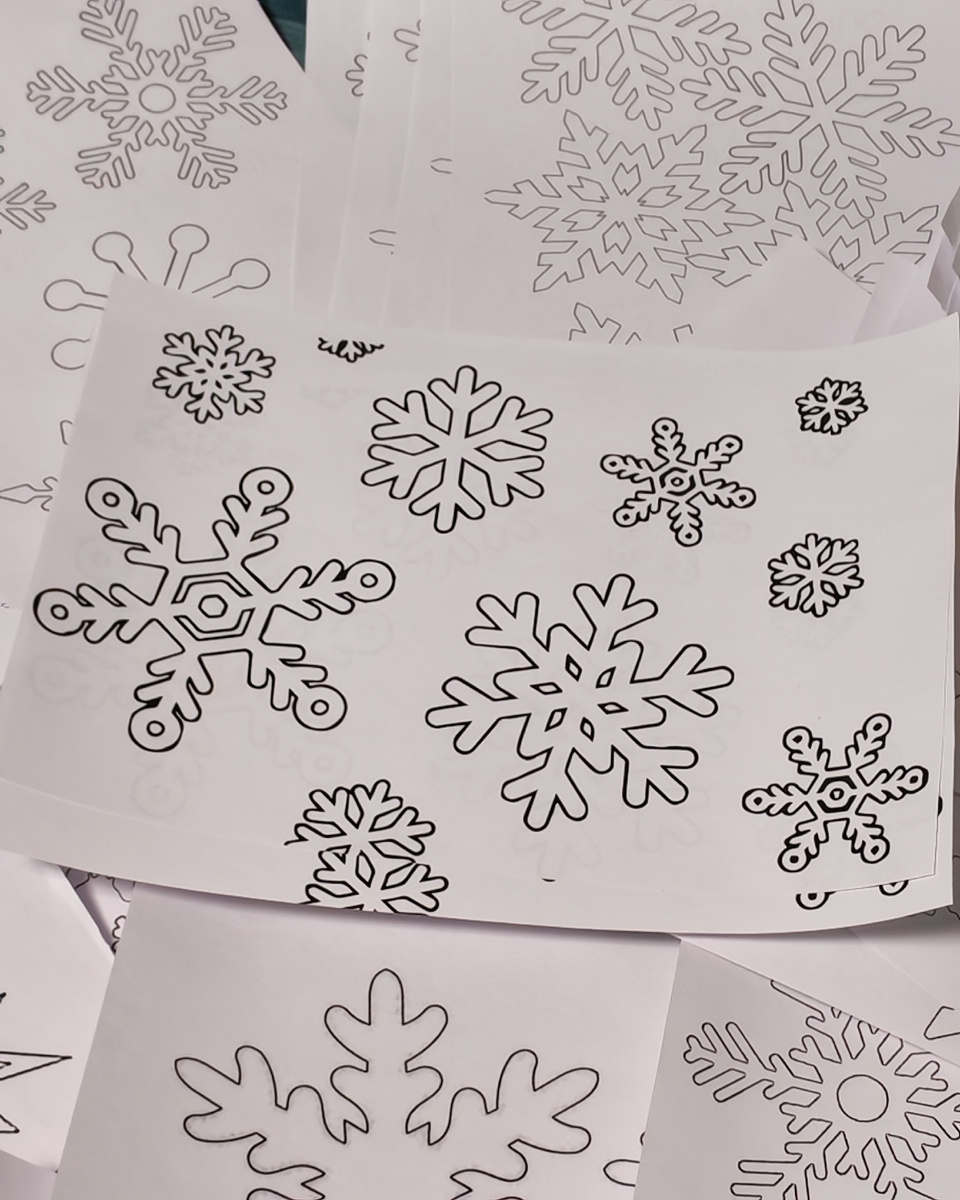 Наши снежинки. Будем вырезать. Радость творчества