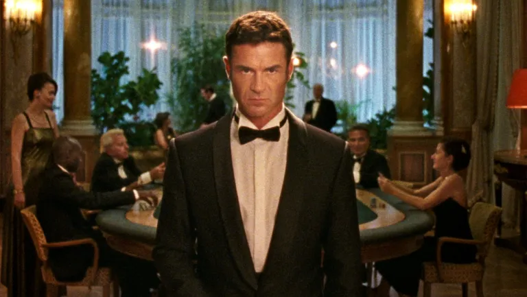 кадр из фильма "Отражение в мертвом бриллианте".