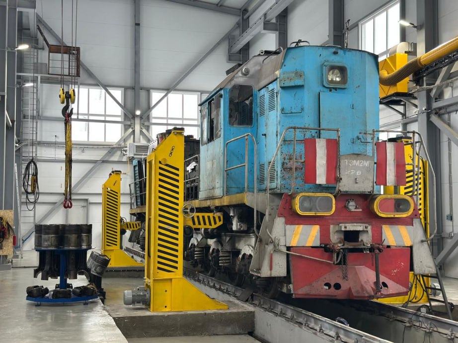 Маневровый локомотив ТЭМ2М на ремонтной площадке «ЖелдорТрансСервис» в Хабаровске. Источник: Пресс-служба министерства экономического развития Хабаровского края
