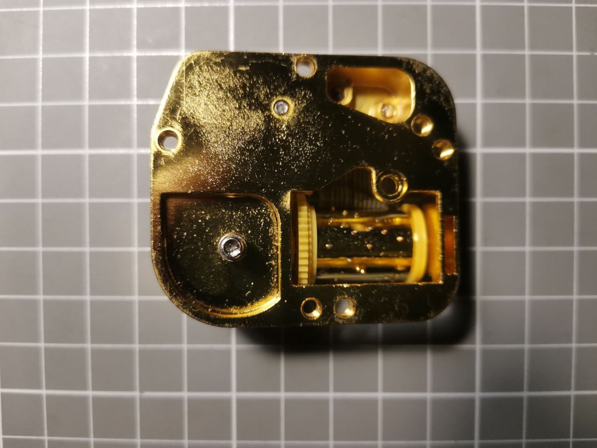 Необходимо нарезать резьбу под крепеж М3 в золотом механизме музыкальной шкатулки