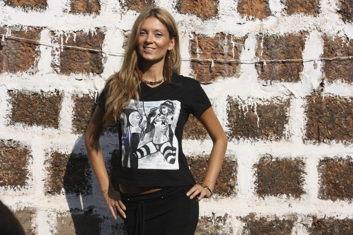 Я на фотосессии своих футболок в клубе Бабл Бранч, Гоа , Индия.