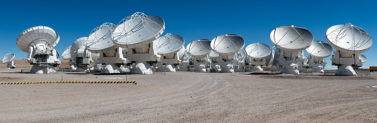 ALMA в Атакаме. ALMA (Atacama Large Millimeter Array, "Атакамская большая антенная решётка миллиметрового диапазона") - комплекс радиотелескопов в чилийской пустыне Атакама

