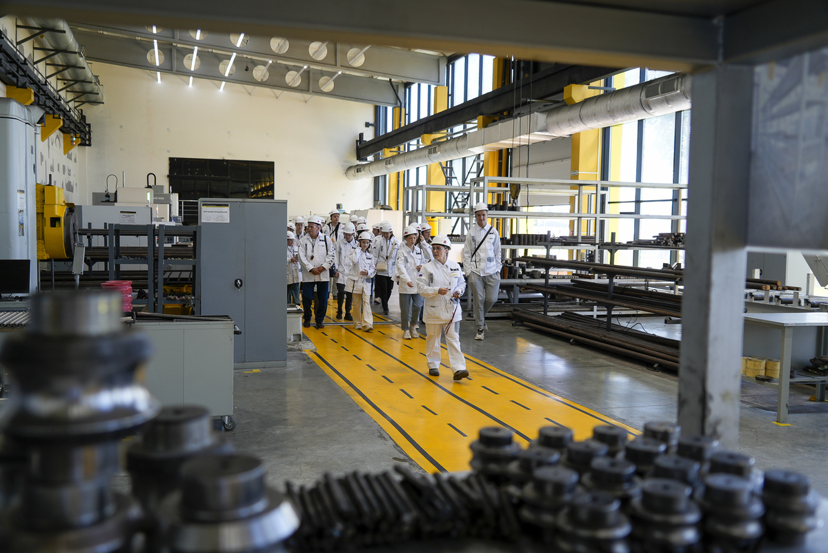 Экскурсия для членов семей сотрудников в День металлурга по производству CYBERSTEEL