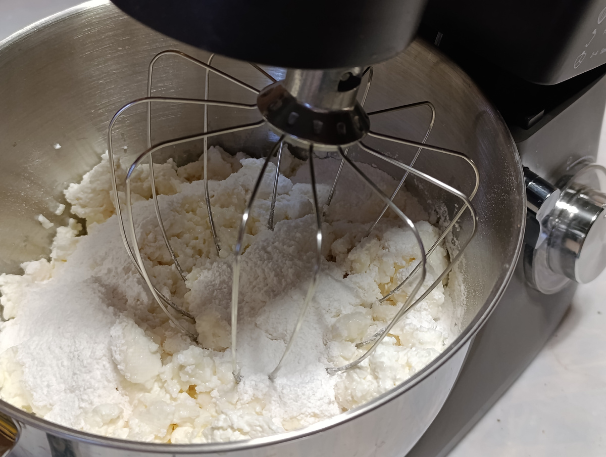 Творог и сахарная пудра