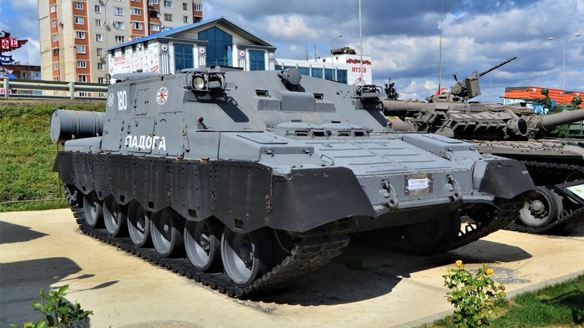 На фотографии: Ладога – танк без пушки, высокозащищённое транспортное средство (ВТС), командно-штабная машина (КШМ), «транспорт судного дня» или даже «машина апокалипсиса».