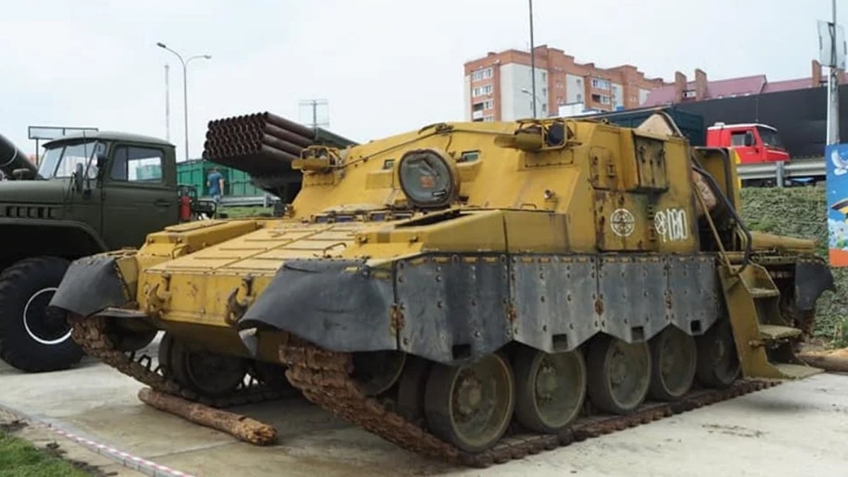 На фотографии: Ладога – танк без пушки, высокозащищённое транспортное средство (ВТС), командно-штабная машина (КШМ), «транспорт судного дня» или даже «машина апокалипсиса».