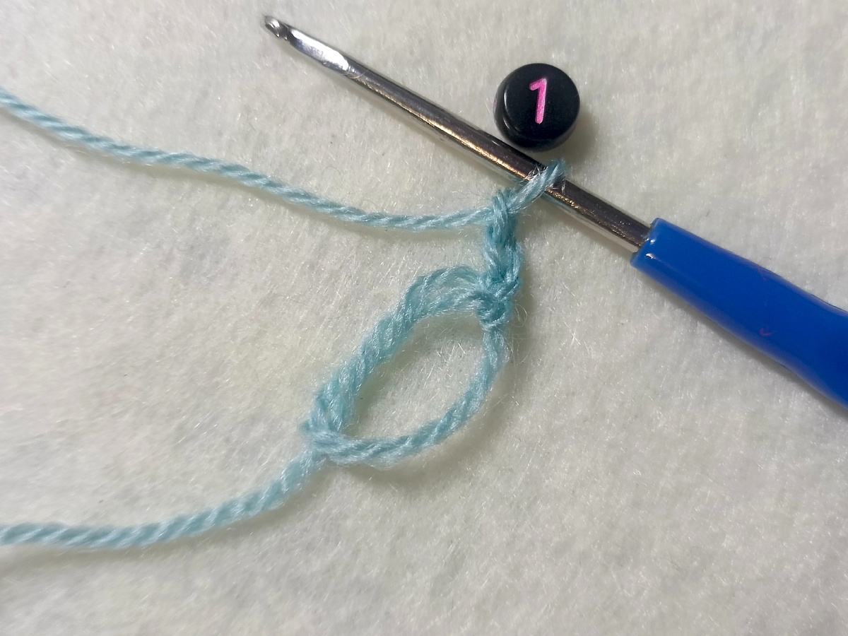 В петлю амигуруми провязываю 3 воздушные петли.