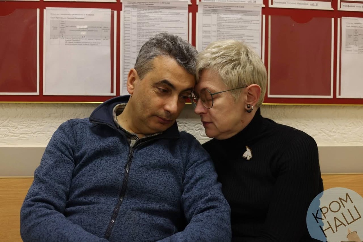 Лев Шлосберг с женой Жанной в суде