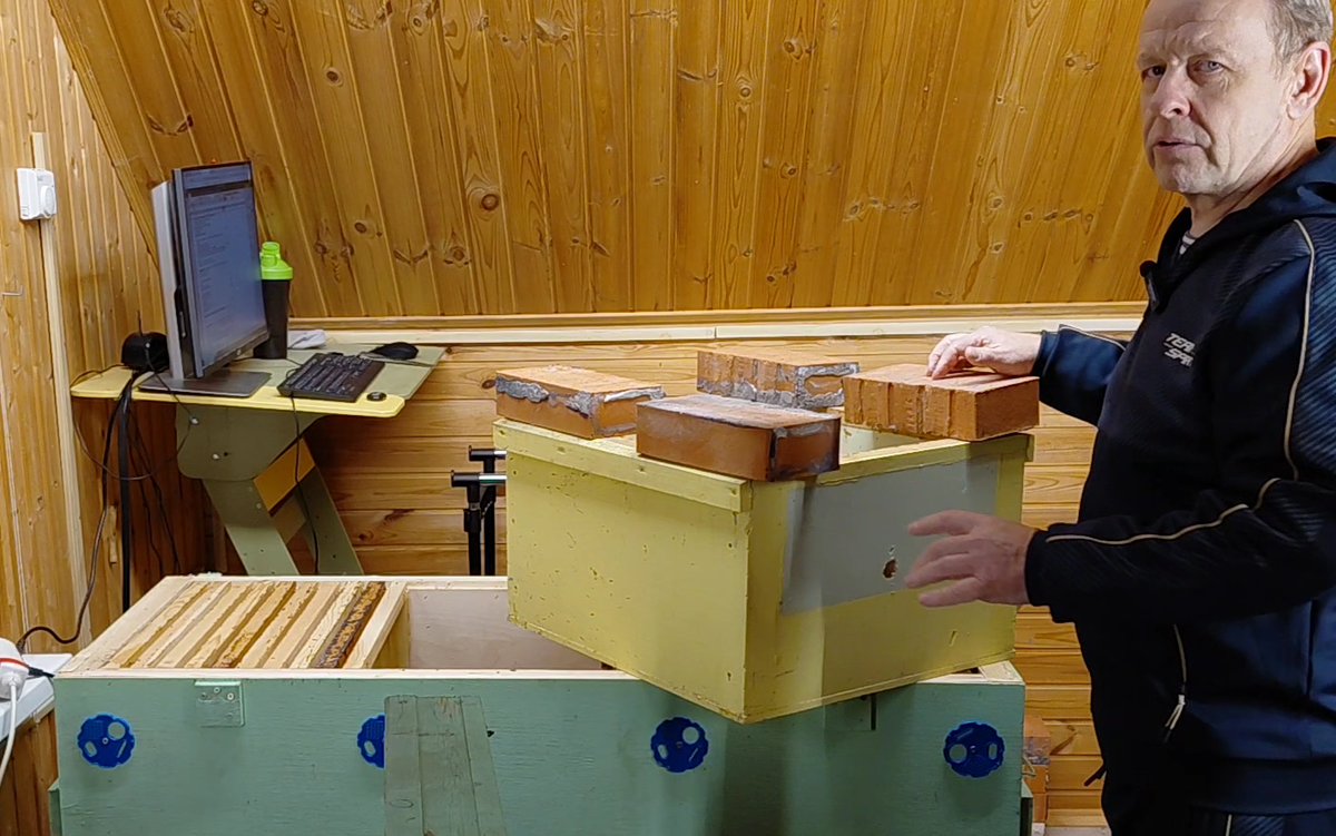 Это самый маленький вес корпуса 20кг или 4 кирпича плюс вес самого корпуса. И это всё надо поднимать несколько раз. Попробуйте.