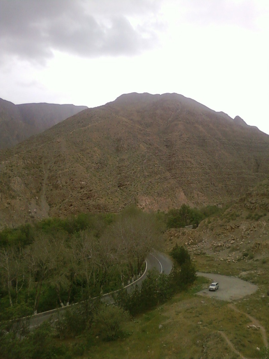 Ущелье, видно мою машину на стоянке. Взобрался на гору.