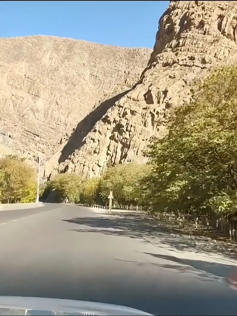 Дорога в ущелье через горы.