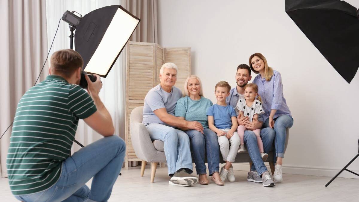    Трудно осознать, что на «семейном фото» может не оказаться ни одного родственника. Но это так... / Фото: Shutterstock