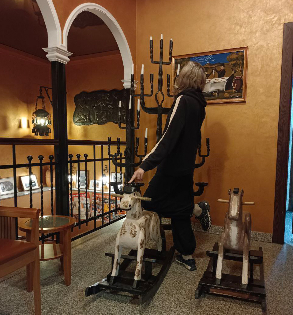 Я в той самой чебуречной (в какой-то из ее приездов)