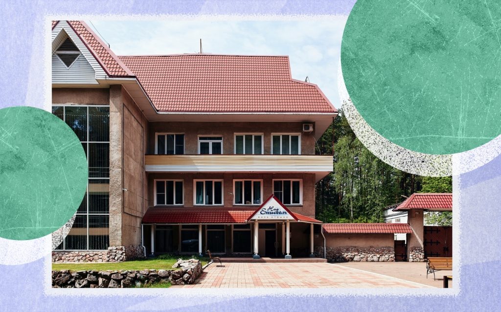 База отдыха «Над Енисеем» существует с 1979 года и входит в структуру санатория «Юбилейный», история которого началась в 1959 году. Источник: сайт санатория-профилактория «Юбилейный ГХК»