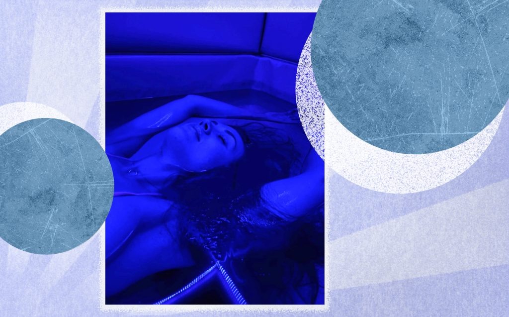 Процедура проходит почти в темноте. В флоат-камере воды примерно по колено, но человек этого не чувствует — он лежит на поверхности как в невесомости. Источник: личный архив