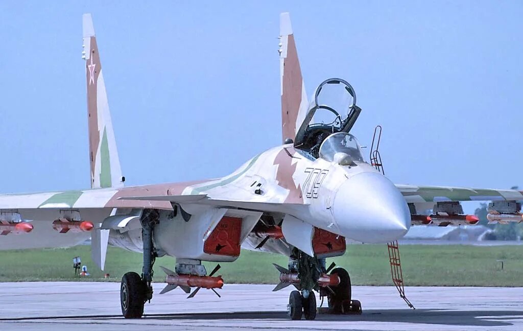 Предсерийный экземпляр Су-27М (Т-10М-9) на одной из выставок, ориентировочно снимок сделан в 1994 году в Европе (Германия). 