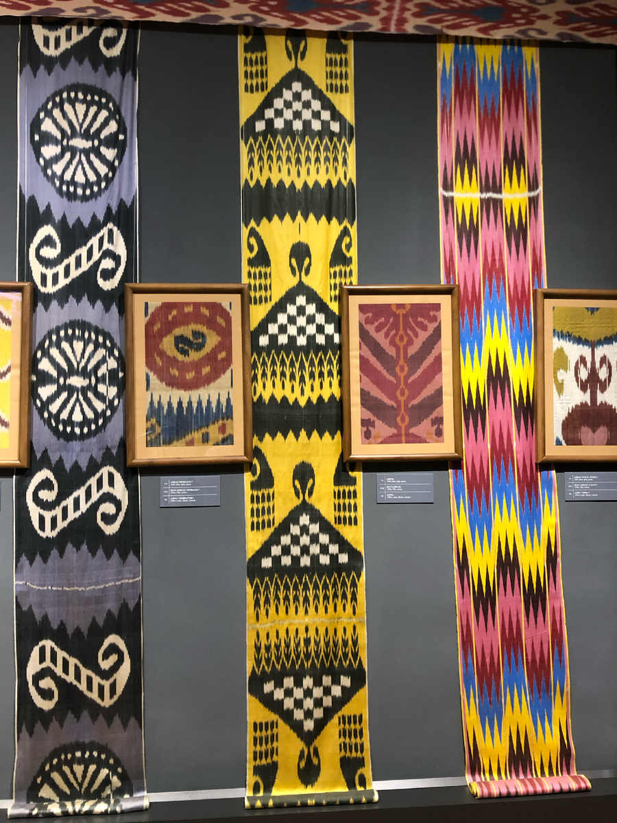 Адрас - традиционная полушелковая ткань, созданная в технике икат. Музей прикладного искусства Узбекистана