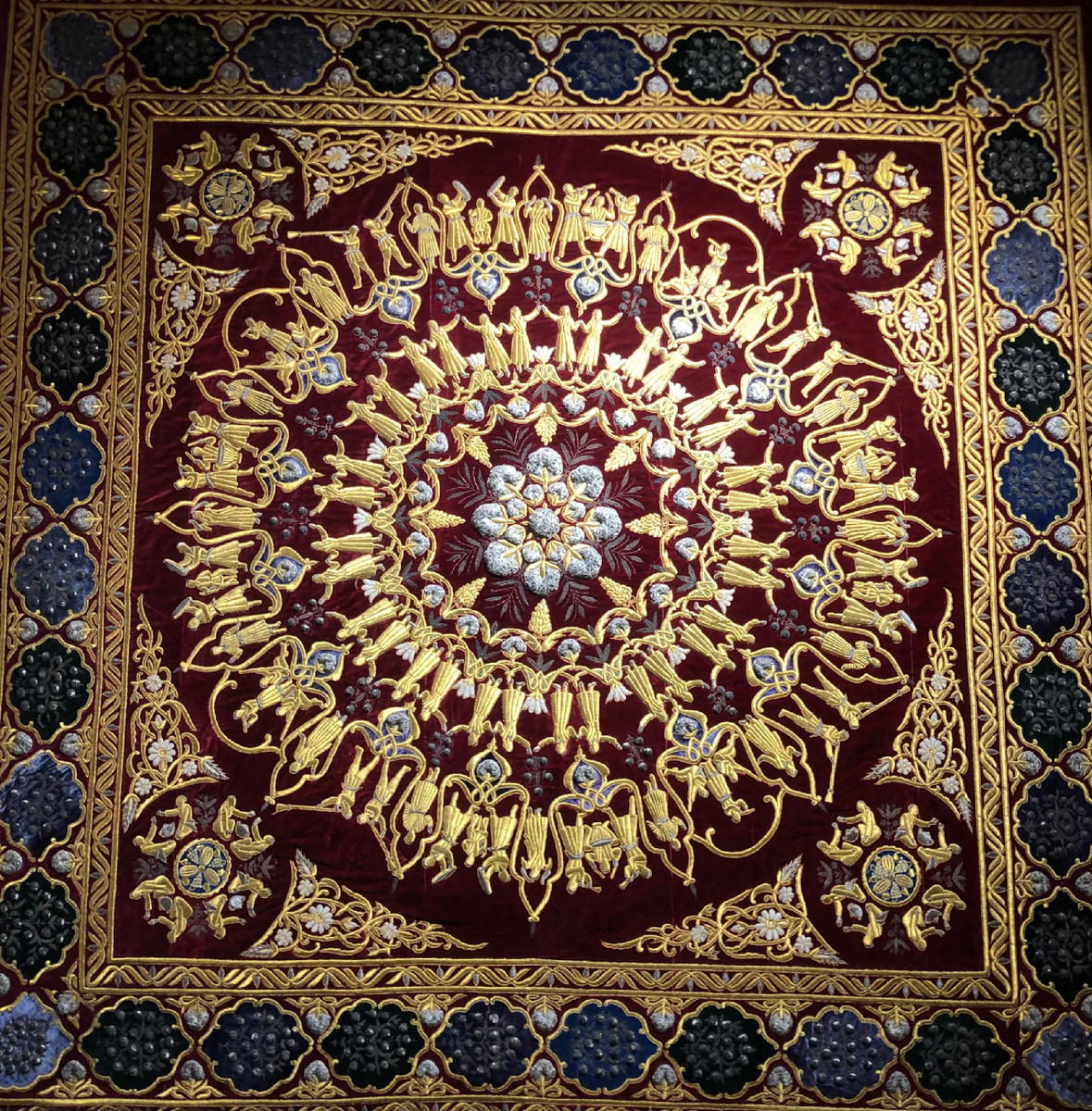 Панно "Байрам"("Праздник"). Выполнено в технике "заминдузи-гулдузи", 1958 г. Музей прикладного искусства Узбекистана