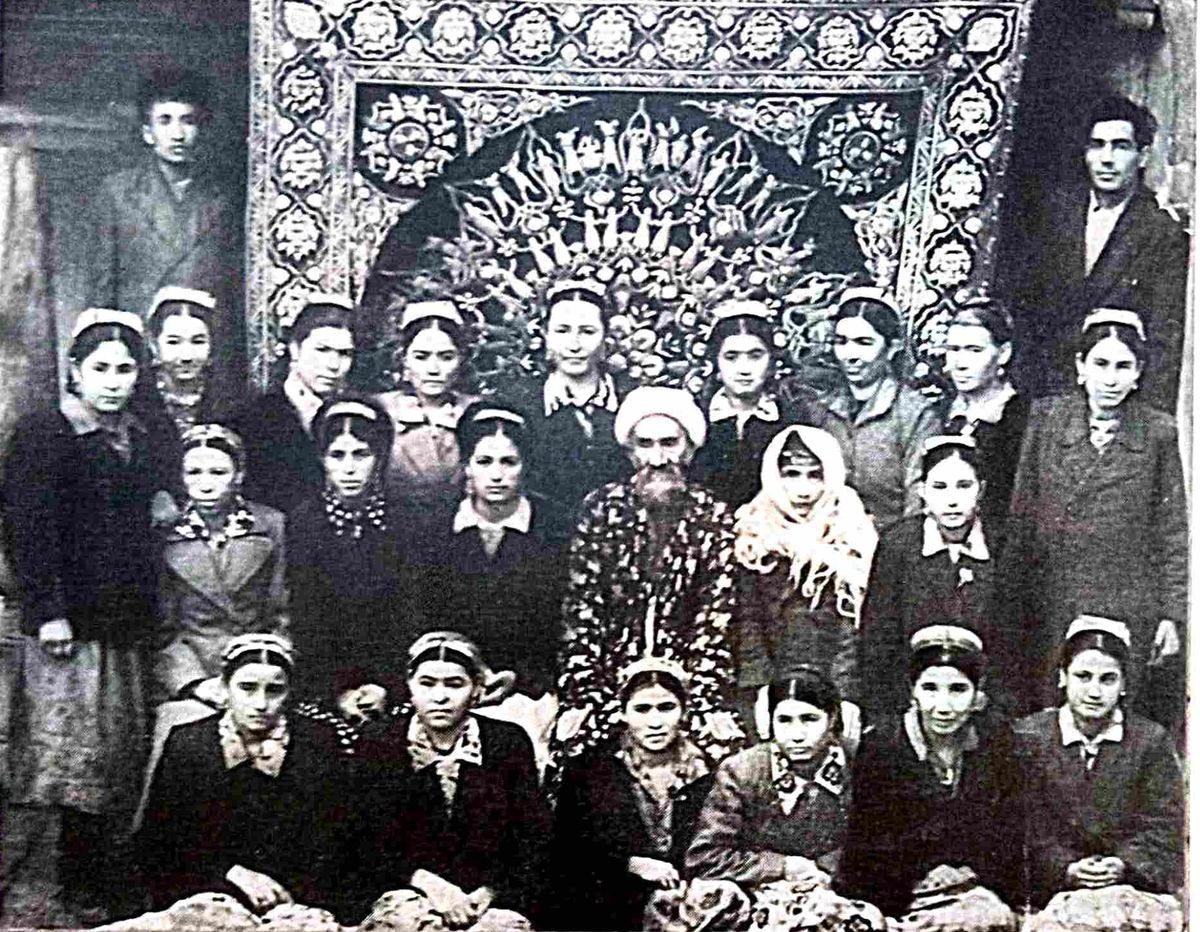 Мастера-золотошвеи, исполнившие панно "Байрам". Фото из книги Сидоренко А.И., Артыков А.Р., Раджабов Р.Р. Золотое шитьё Бухары. Ташкент, 1981

