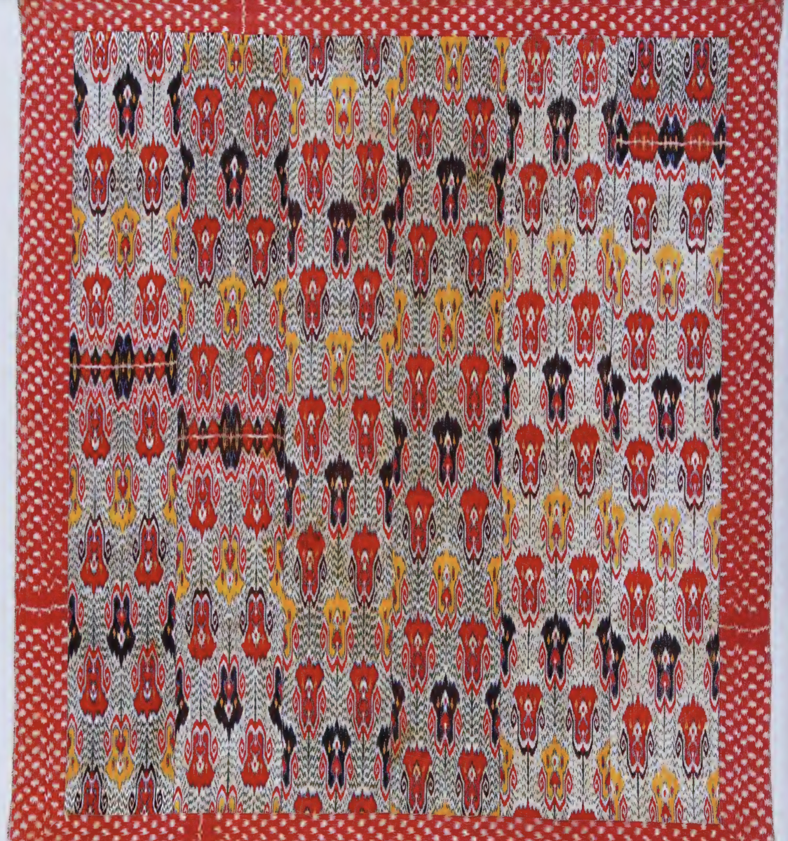 Панно. Середина XIX века. Выполнено в технике Икат. Расплывчатый, абровый узор дает эффект "сжатой" картинки. Фото из книги "IKAT Splendid Silks of Central Asia", Kate Fitz Gibbon & Andrew Hale