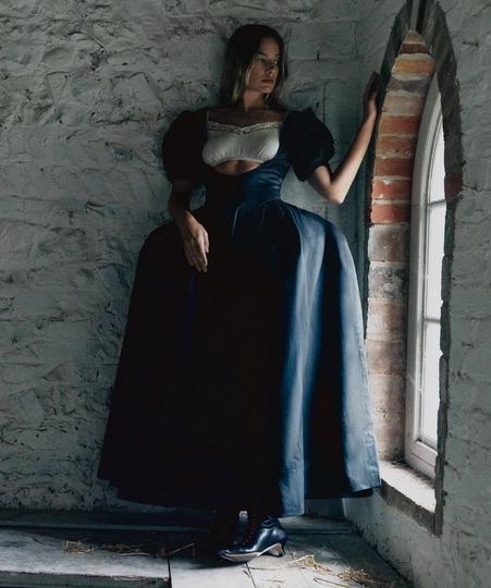 Марго Робби примеряет эпоху: её новый образ для ремейка «Грозового перевала» взорвал модный мир