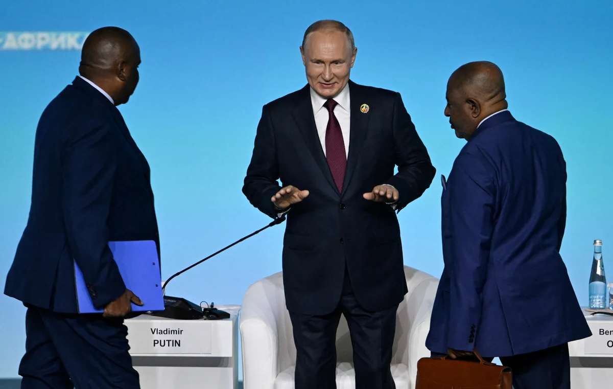 К слову, Владимир Путин ни разу не встречался с представителями Русского народа, также тепло, как с племенными вождями Африканских территорий. И это для нас очень обидно.