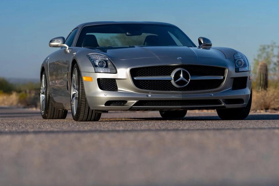 Mercedes-Benz SLS AMG — легендарный суперкар немецкой марки, представленный в 2009 году и снятый с производства в 2014-м. Название SLS («Sport Leicht Super») восходит к классическому автомобилю Mercedes-Benz 300SL конца 1950-х годов, знаменитому своими дверьми типа «крыло чайки».
