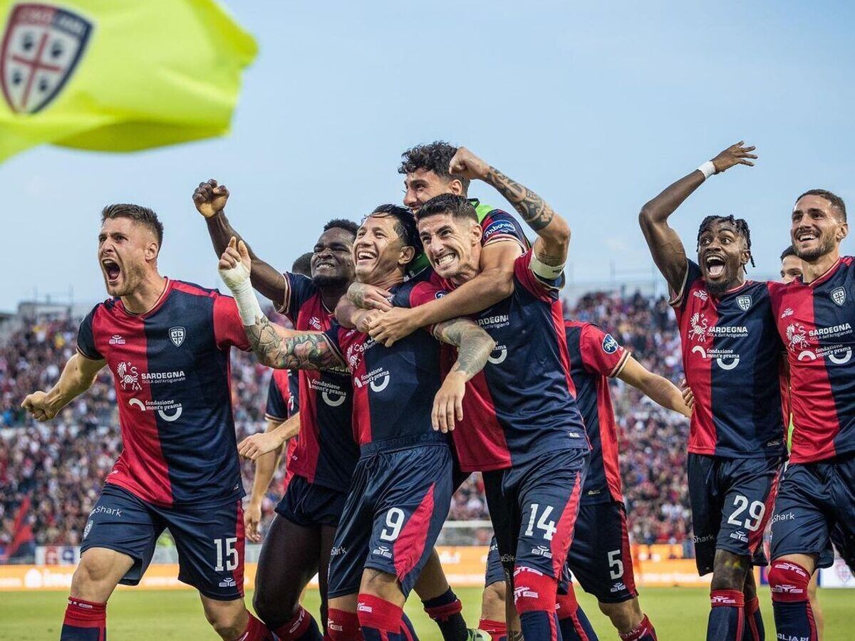    Футболисты "Кальяри" | © Фото : Пресс-служба "Кальяри"