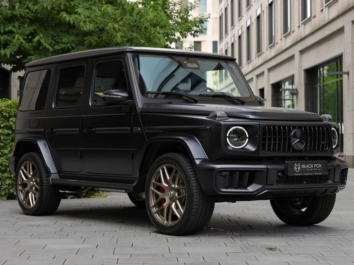 Mercedes-Benz — немецкий производитель автомобилей премиум-класса, основан в 1926 году путем слияния компаний Benz & Cie. и Daimler-Motoren-Gesellschaft. Компания известна производством легковых автомобилей, автобусов, грузовиков и двигателей внутреннего сгорания.