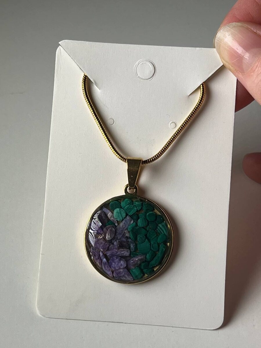 Кулон с малахитом и чароитом