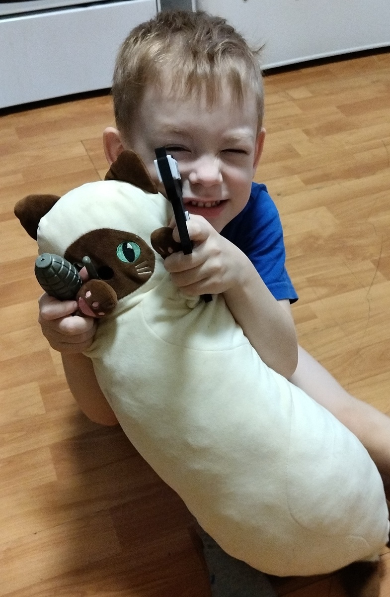 Вот так у нас Сарделька "воюет" 🤣🤣🤣