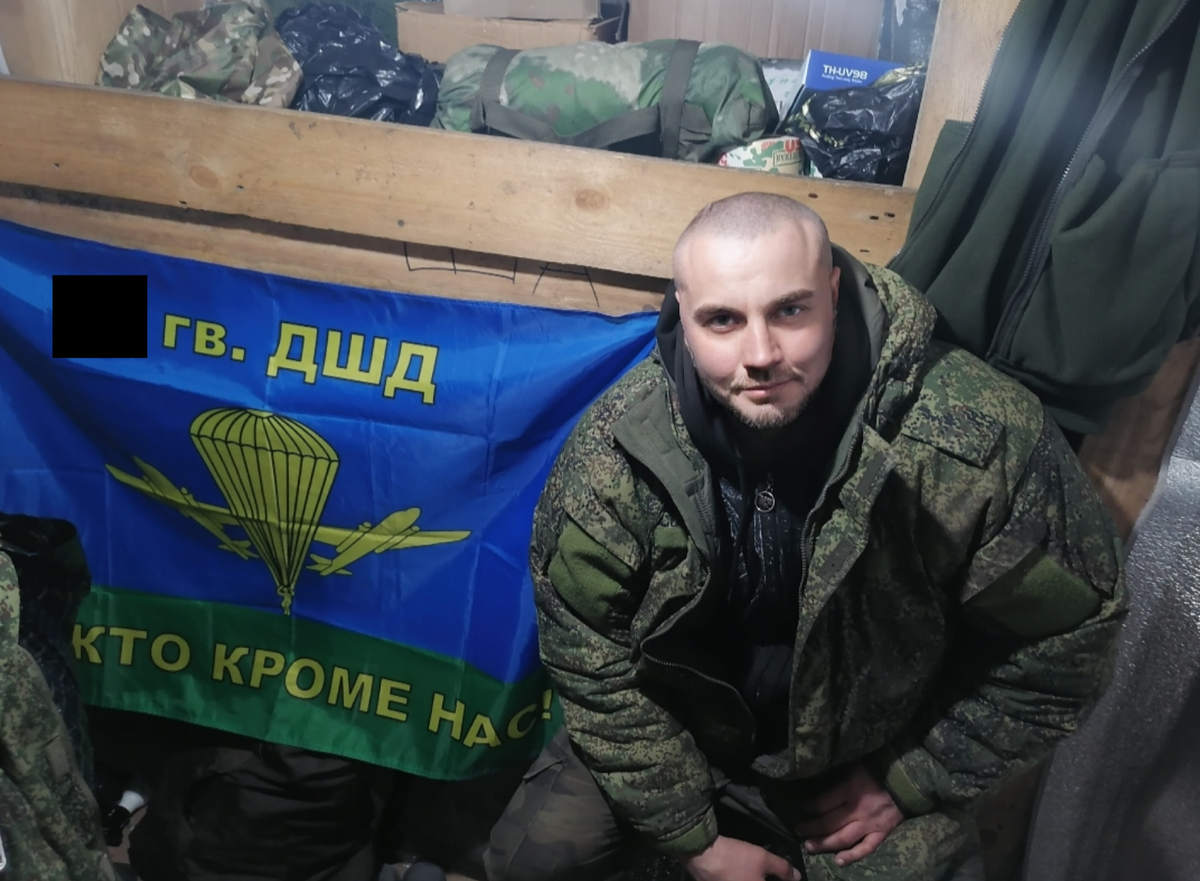 Друзья, приветствую вас!

Сегодня хочу рассказать вам немного о своей любимой части — нашей славной десантно-штурмовой дивизии. Мы с вами знаем, насколько важно иметь боеспособные силы быстрого реагирования, способные оперативно решать самые разные боевые задачи там, где нужен быстрый маневр, сила удара и умение действовать в условиях неопределенности.

Моя дивизия состоит из профессионалов своего дела, готовых рисковать жизнью ради защиты Родины. Каждый боец прошел серьезную подготовку, владеет нужными видами оружия и способен быстро адаптироваться к любым условиям боя. Отработка тактик действий десанта позволяет нам уверенно справляться даже с самыми сложными задачами, будь то разведка, захват ключевых объектов или участие в специальных операциях.

Современная война требует мобильности, точности и быстроты принятия решений. Именно поэтому наши подразделения оснащены новейшей техникой и вооружением, позволяющими эффективно поражать цели противника на земле, под землёй, на воде и в воздухе. Но самое главное оружие нашего бойца — мужество, стойкость и верность долгу перед Отечеством.

Мы гордимся своим подразделением и уверены, что наша служба необходима стране именно сейчас, когда мир полон угроз и вызовов.

Так что помните, друзья мои: мы всегда готовы прийти туда, куда никто больше не сможет добраться!