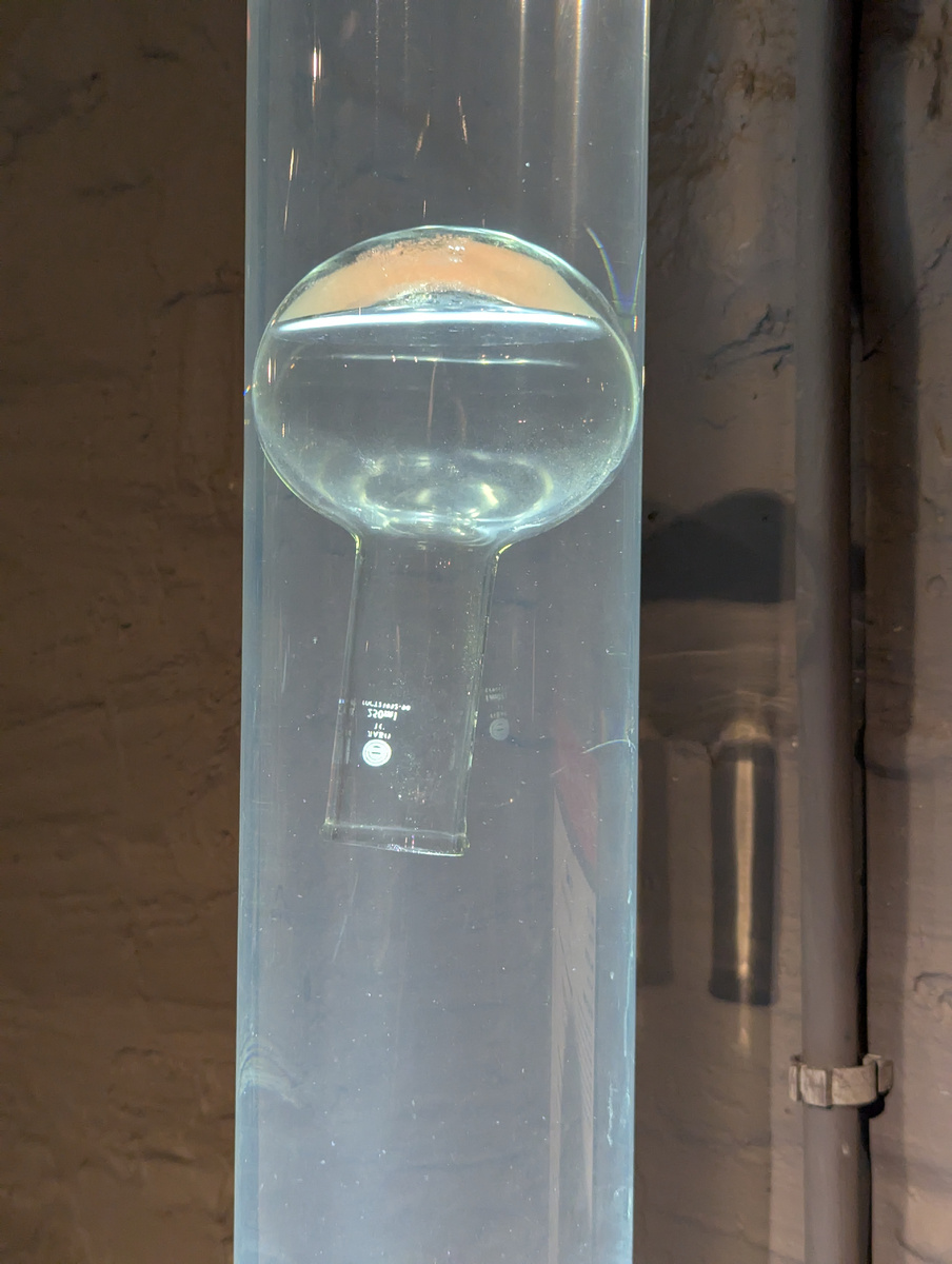 Это колба из Экспериментаниума. Она то поднимается, то опускается)