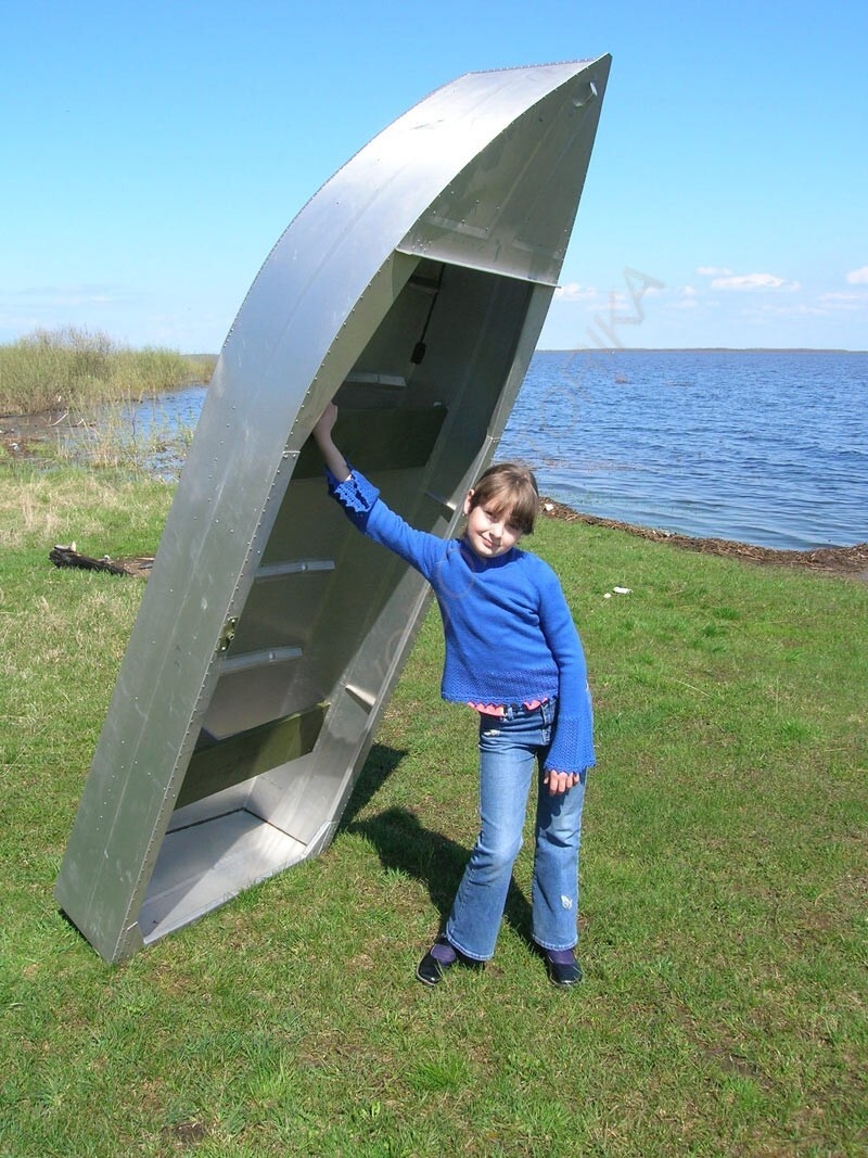 Одно из достоинств наших лодок это лёгкость. На фото алюминиевая лодка Малютка-Н 2.6 м