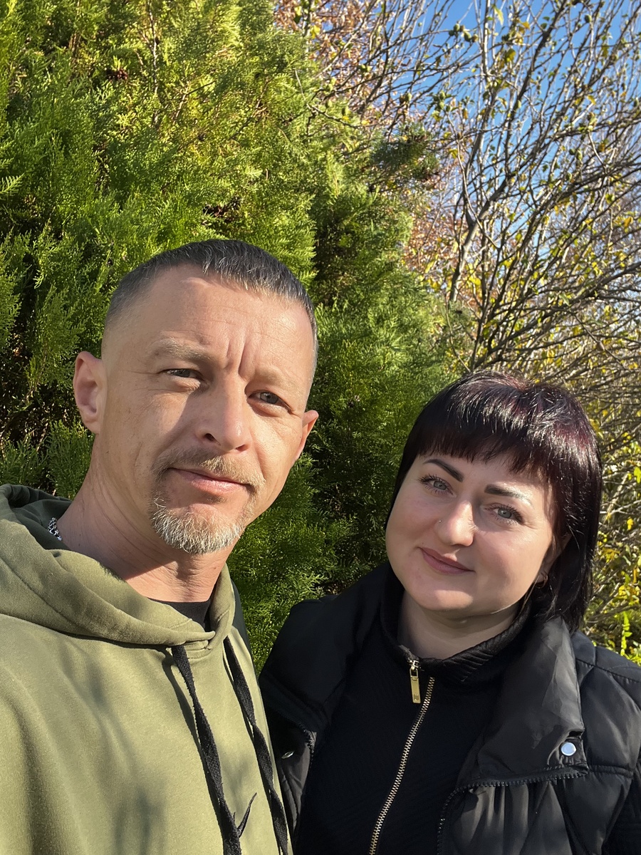 Настоящая роскошь — это жить так, как тебе удобно. В удобных трусах. В удобных ботинках. С тем цветом помады, который тебе нравится, или без помады вообще. Есть еду, которая нравится, дружить, с кем тепло, быть вместе по любви, а не из чувства долга. 
 
Роскошная жизнь — это не «ведь ты этого достойна». Это про то, что эта вещь достойна вас. Чашка, подаренная заловкой. Растянутая футболка, в которой так уютно засыпать. Пирог по маминому рецепту. Поцелуй любимого человека. Интересные книги. Хорошие фильмы. Те самые песни. Свежее постельное белье. Чистая квартира. Жизнь, которую ты выбрала сама. 
 
А еще роскошная жизнь — это не сжирать себя, когда что-то идет не так. Колготки могут порваться. Тесто может не подойти. Друзья могут не захотеть смотреть твой любимый фильм. Любимый человек может уйти. Ты можешь не получить повышения на работе. Может случиться все что угодно. Если у тебя что-то не получается, это никак не влияет на твою ценность. Это значит, что просто сейчас все идет не так, как ты хочешь. 
 
Роскошная жизнь — это иметь возможность выбора. Штопать порванные колготки или купить новые. Выбросить пирог и заказать суши или пытаться испечь пирог еще раз. Посмотреть фильм одному или пойти с друзьями в кафе. Отпустить или бороться. Искать новую работу или пересматривать свои цели на старой. 
 
Роскошная жизнь — это жить по своим правилам. Идти к своим ЦЕЛЯМ . Не искать ОПРАВДАНИЯ. Не быть УДОБНОЙ. Не оправдываться за свой выбор, свои мечты, свои интересы. Говорить: «Со мной так нельзя». И говорить: «Мне это можно».

Короче, много чего написала, но хочу донести главное, что ЖИЗНЬ СТАНОВИТСЯ НАМНОГО ПРОЩЕ, КОГДА ВЫ ПЕРЕСТАЁТЕ ОПРАВДЫВАТЬСЯ И ОБЪЯСНЯТЬ ЛЮДЯМ ПРИЧИНЫ ВАШИХ ДЕЙСТВИЙ.

Поступайте так, как считаете правильным, даже если всё окружение будет с недоумением крутить пальцем у виска. 

Сейчас в моей жизни бурлят ого - го как волны 🌊  и некоторые будут крутить у виска, НО ЭТО МОЯ ЖИЗНЬ И ТОЛЬКО Я РЕШАЮ, куда поверну штурвал)))