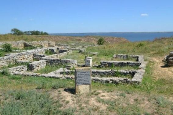 Древнегреческий фундамент где-то в Крыму. Ему уже более 2000 лет, а на нем снова можно строить новый дом