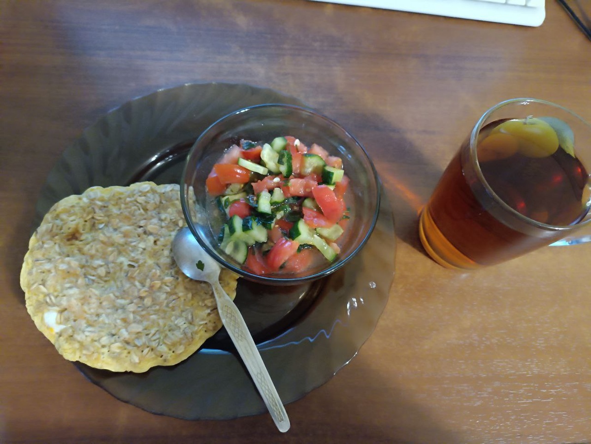 Делается на сковороде без масла, либо можно добавить масло из рациона на день. Овсянку перемешиваем с яйцом и на сковородку. Обжариваем с обоих сторон = Овсяноблин. Очень вкусная штука!!!)) Соль по вкусу.