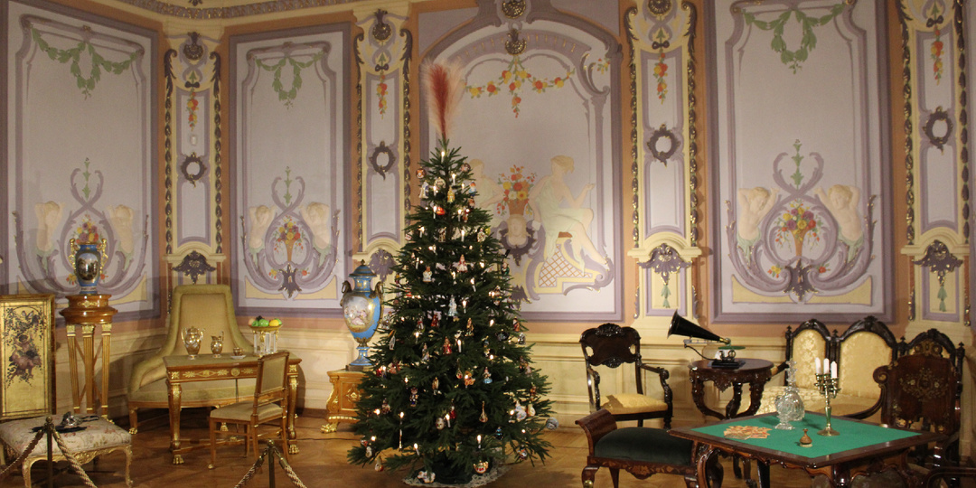 Выставка «Волшебный мир зимних праздников» в усадьбе Рукавишниковых: новогодняя история в парадных залах