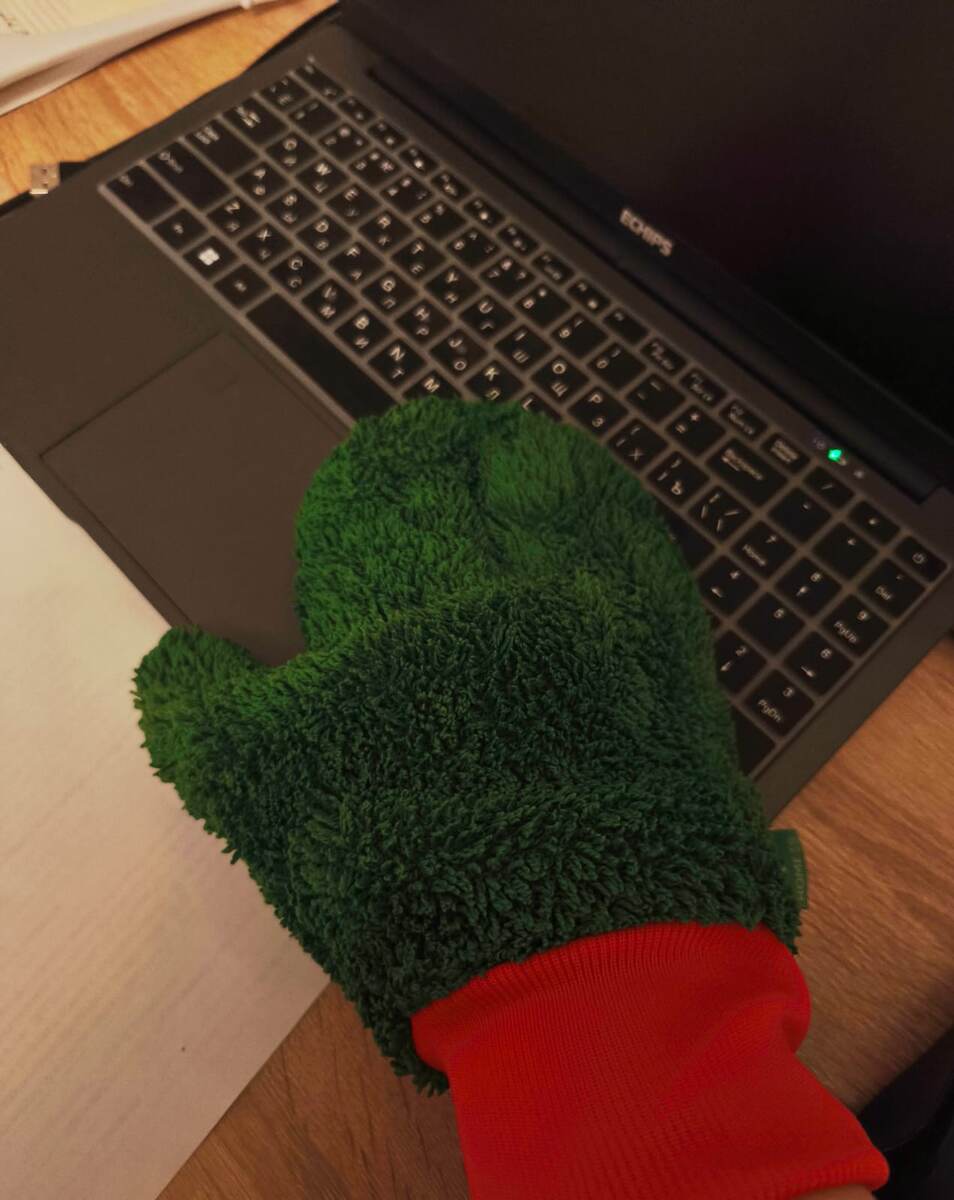 Плотная, с густыми ворсом, удобная манжета - не даёт сползти с руки, - отличная помощница при борьбе с пылью