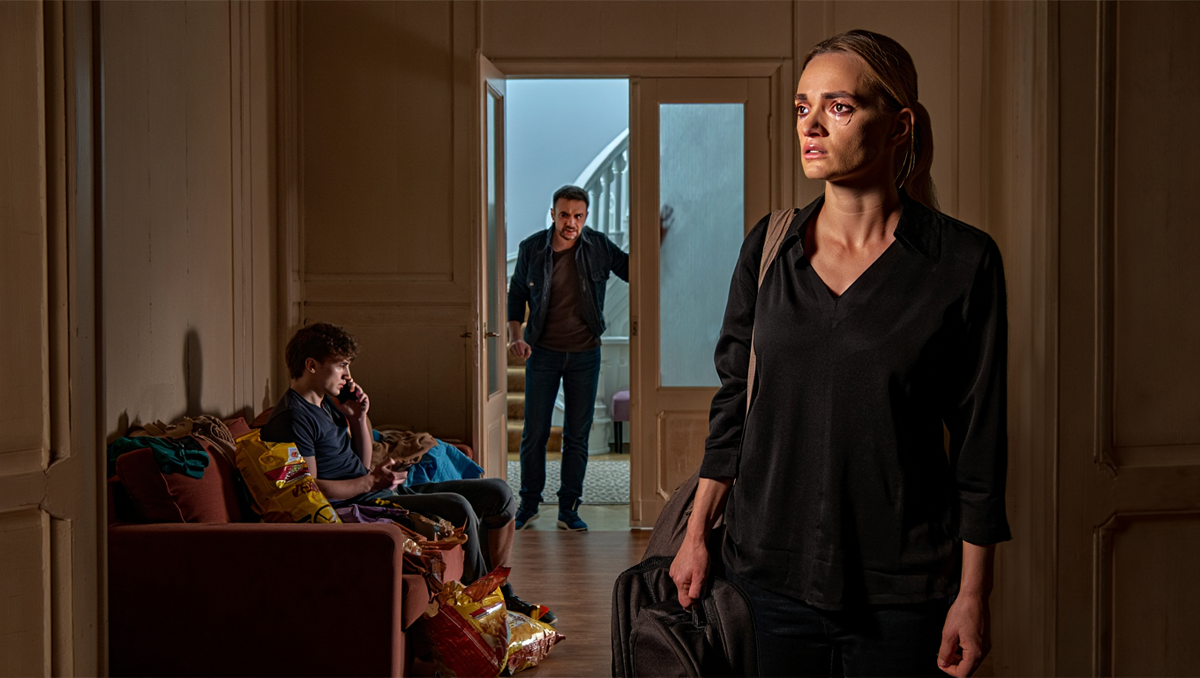 — С какой стати я должна содержать твоего взрослого сына? Пусть работает сам!