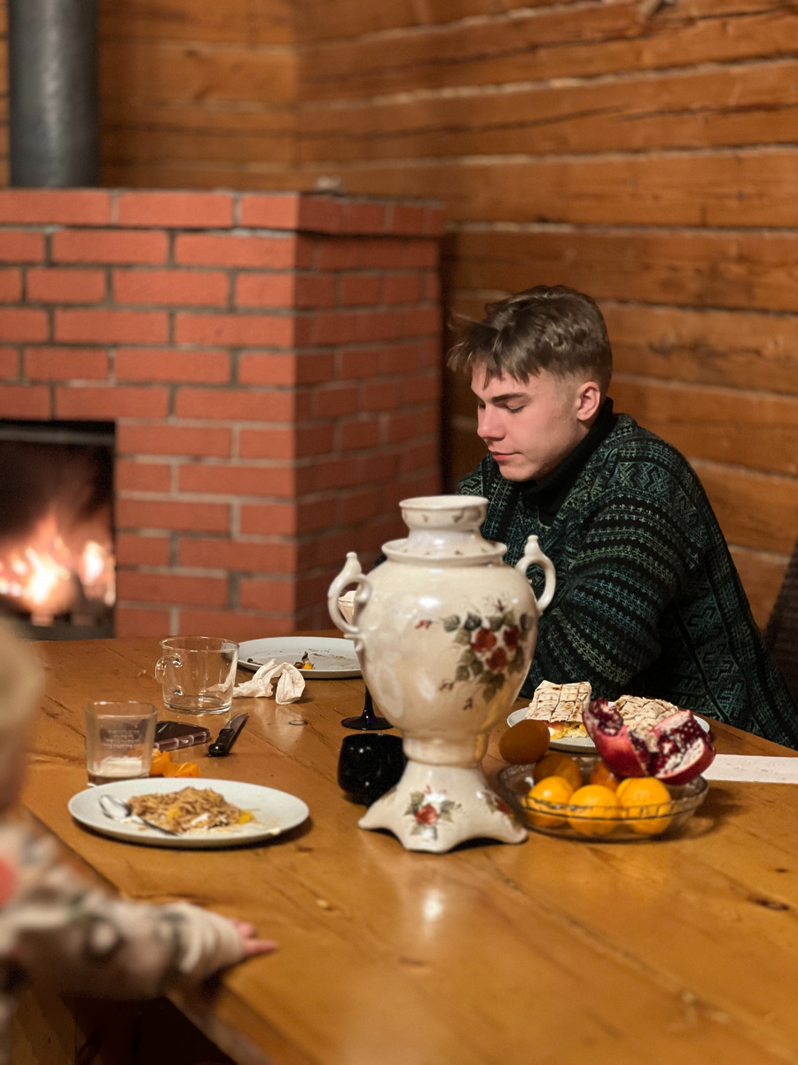 Семейное чаепитие за городом в тайг