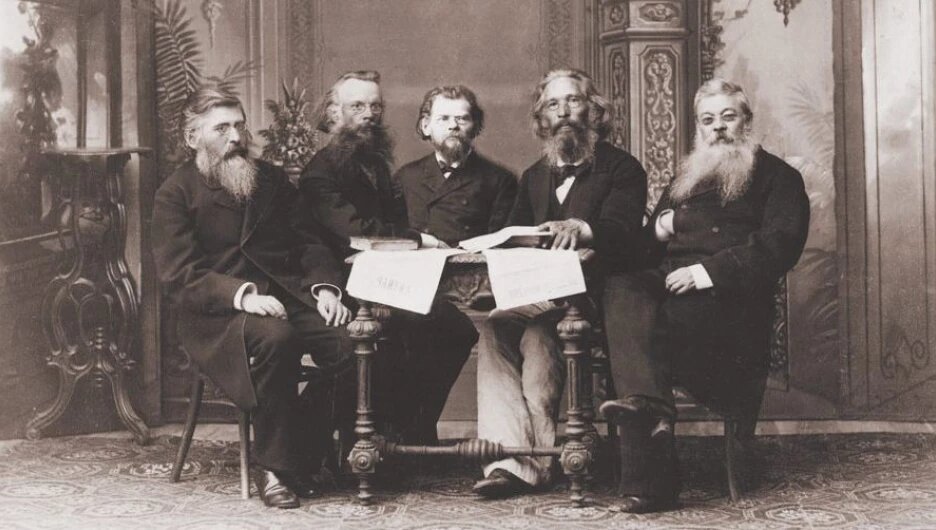 На фото слева направо: М.Я.Писарев, Н.М.Ядринцев, Г.Н.Потанин, М.В.Загоскин, А.П.Нестеров. Фото П.А.Милевского. 1890-е.