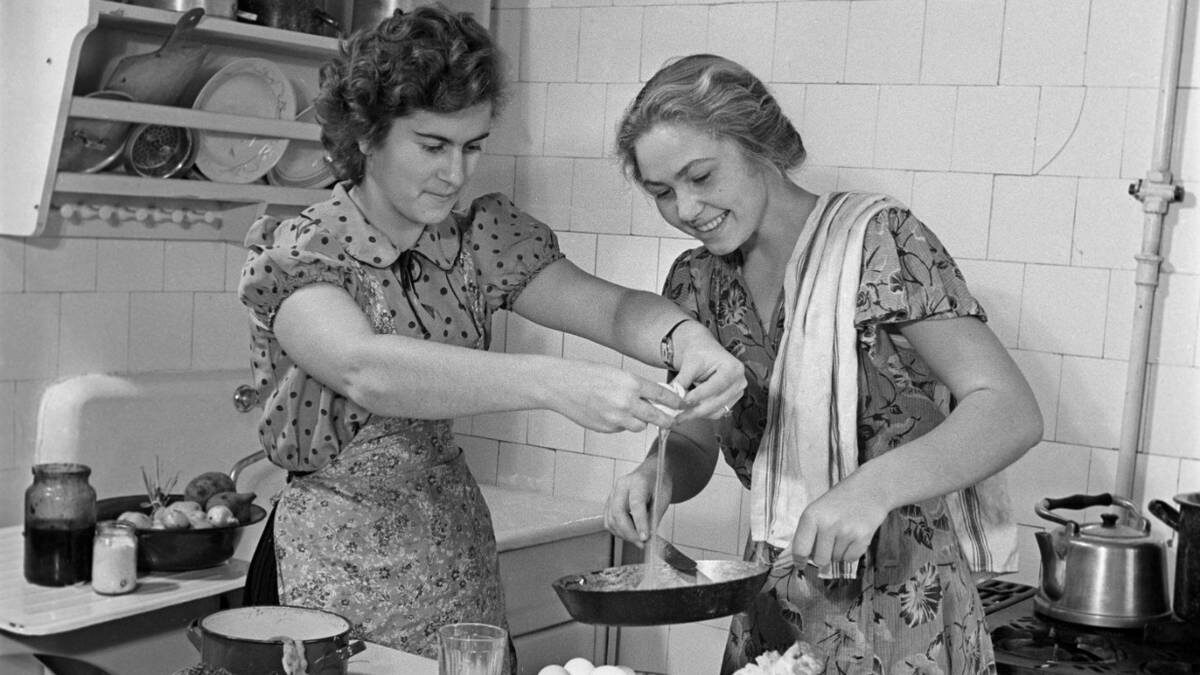    Студентки готовят еду на кухне общежития Московского государственного университета / Фото: Давид Шоломович / РИА Новости