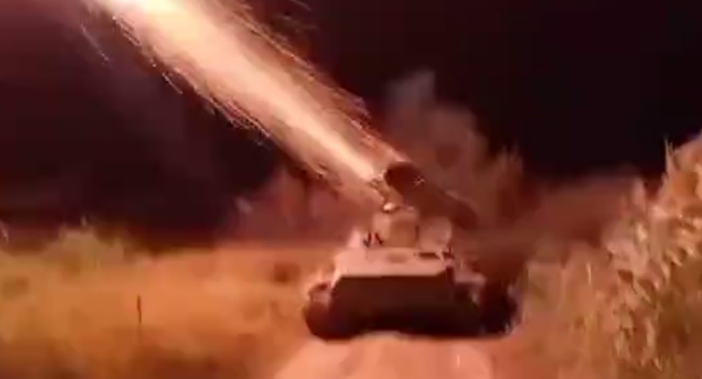 Появилось видео, как МТ-ЛБ с корабельным огнеметом А-22 уничтожает ВСУ