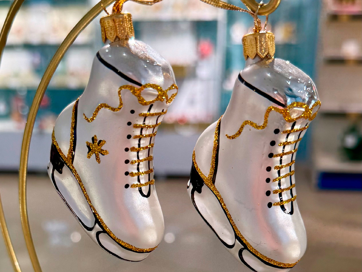 Из спортивного снаряжения есть коньки и боксерские перчатки. Фото со страницы «Клинская Игрушка» (vk.com)