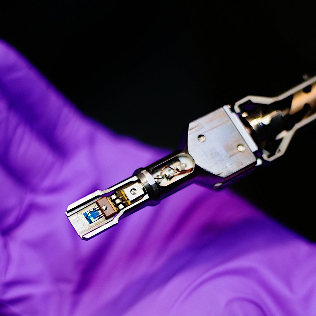 Чип Protochips Fusion, используемый в электрическом модуле Nion, который позволил проводить контролируемые высокотемпературные исследования.    
 Источник: Jani Kotokoski / University of Vienna  📷
